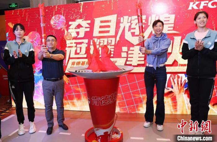 天津女排国庆夺冠后现身肯德基主题餐厅与球迷