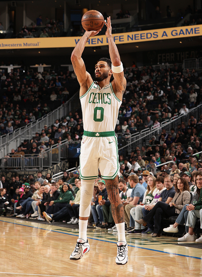 塔图姆准三双引领凯尔特人大胜雄鹿取两连胜